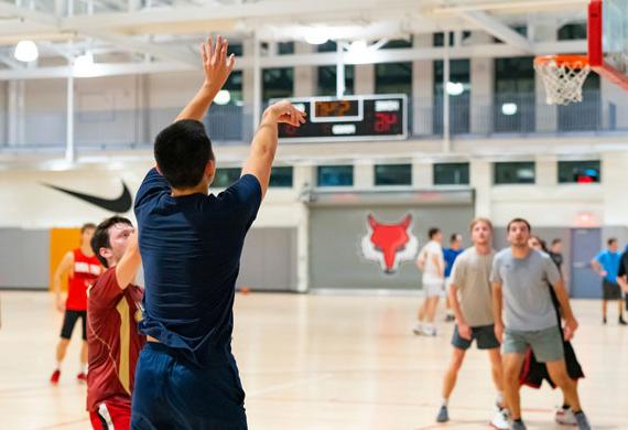 图为参加校内Basketball比赛的学生.